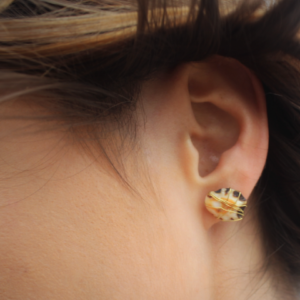 Ohrringe aus Muscheln und goldenem Draht
