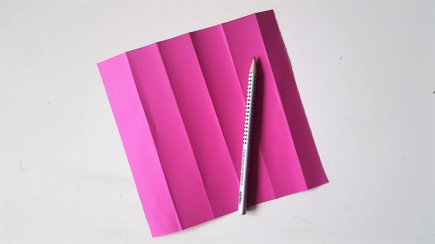 Falten-des-Papiers-Stiftgeschenkverpackung-zur-Einschulung-Hand-im-Glück