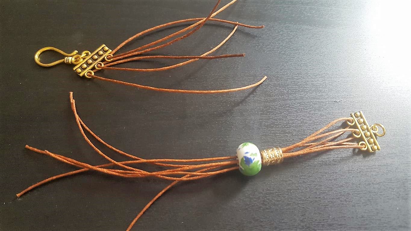 verspieltes Armband im orientalischen Stil mit goldenen Elementen und Keramikperle mit Blumenaufdruck _ HandimGlück (3)