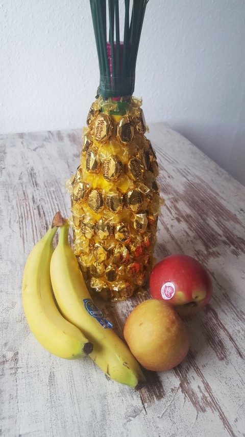 Geschenk-Ananas-aus-Glasflasche-und-Werther´s-Original-Bonbons-Hand-im-Glück