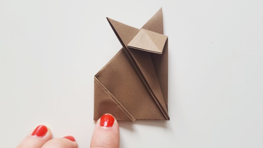 Origami Fuchs Schritt 10 linke Ecke nach innen falten Hand im Glück