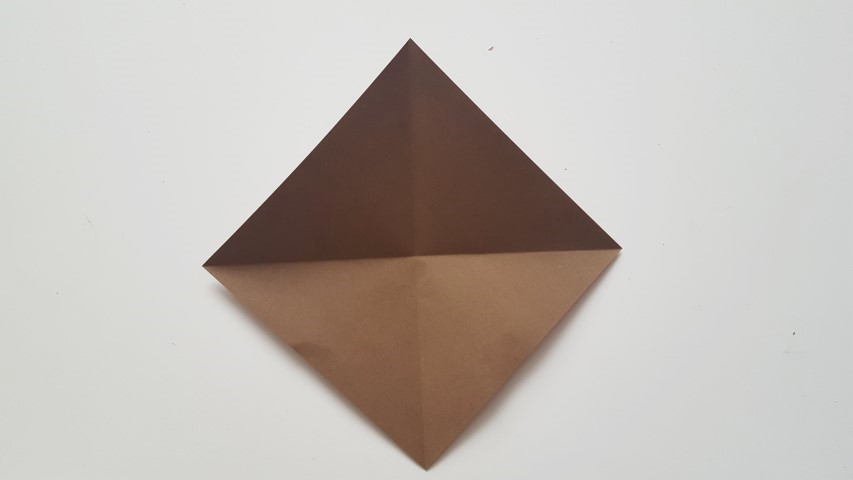 Origami Fuchs Schritt 3 Origamiblatt aufklappen und noch einmal falten Hand im Glück