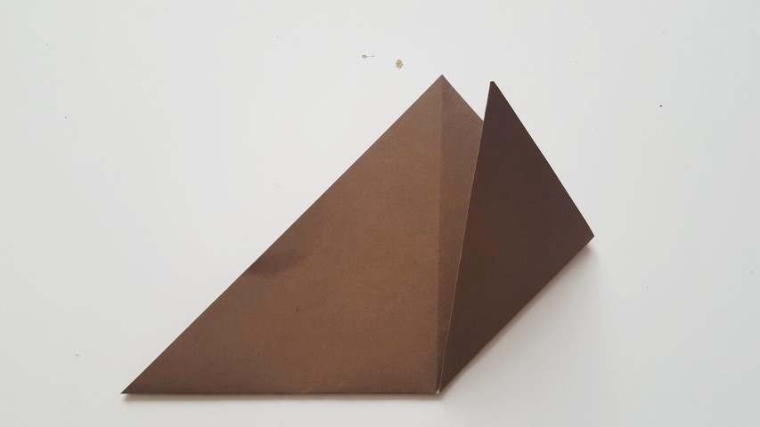 Origami Fuchs Schritt 5 Spitzen der langen Seite des Dreiecks nach oben zur spitzen Spitze des Dreicks falten Origamiblatt Hand im Glück