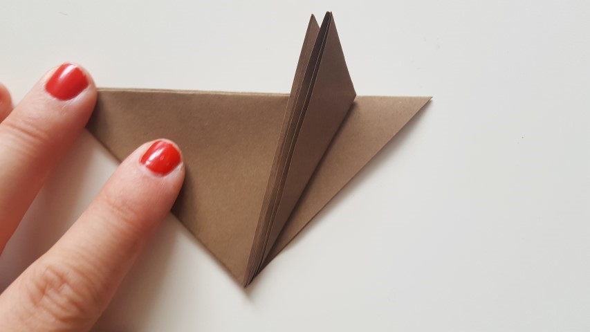 Origami Fuchs Schritt 8 Origamiblatt Spitze nach links oben falten Hand im Glück