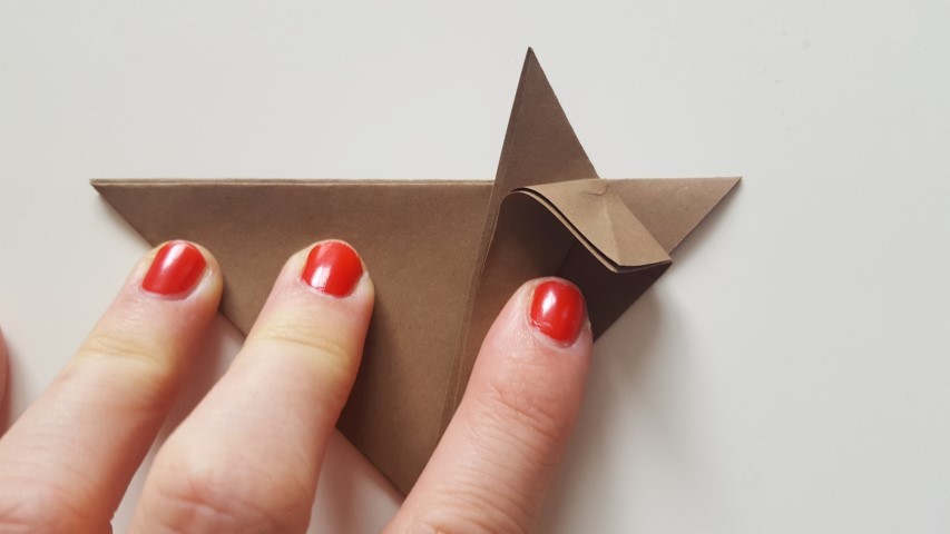 Origami Fuchs Schritt 9 die mittlere Spitze nach unten falten Hand im Glück