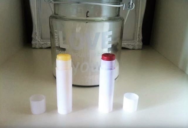 Lippenbalsam selber machen DIY Kosmetik Hand im Glück