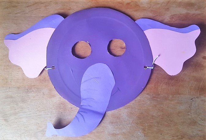 Maske aus Pappteller Elefant Hand im Glück