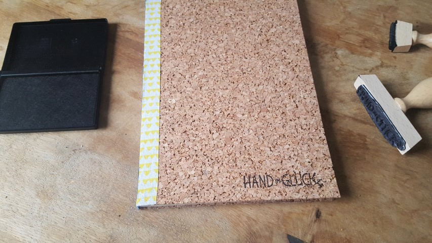 Notizbuch mit Korkumschlag und Textilband Stempel Hand im Glück