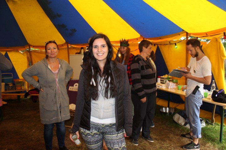 Camp Breakout Süsel Wettkampf Hütte gegen Hütte im Zelt Hand im Glück