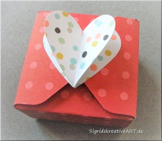 Box mit Herzverschluss aus Papier für die Hochzeit Hand im Glück