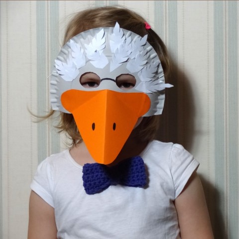 Kindermaske Gans zum Fasching oder Karneval aus Papier Hand im Glück