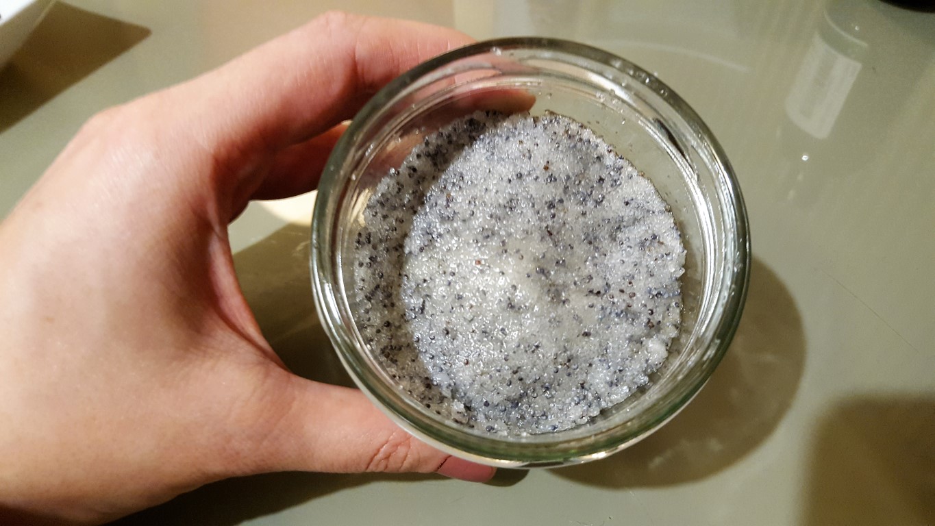 DIY Mohn-Zucker Peeling für schöne Haut_hand im glueck (5)
