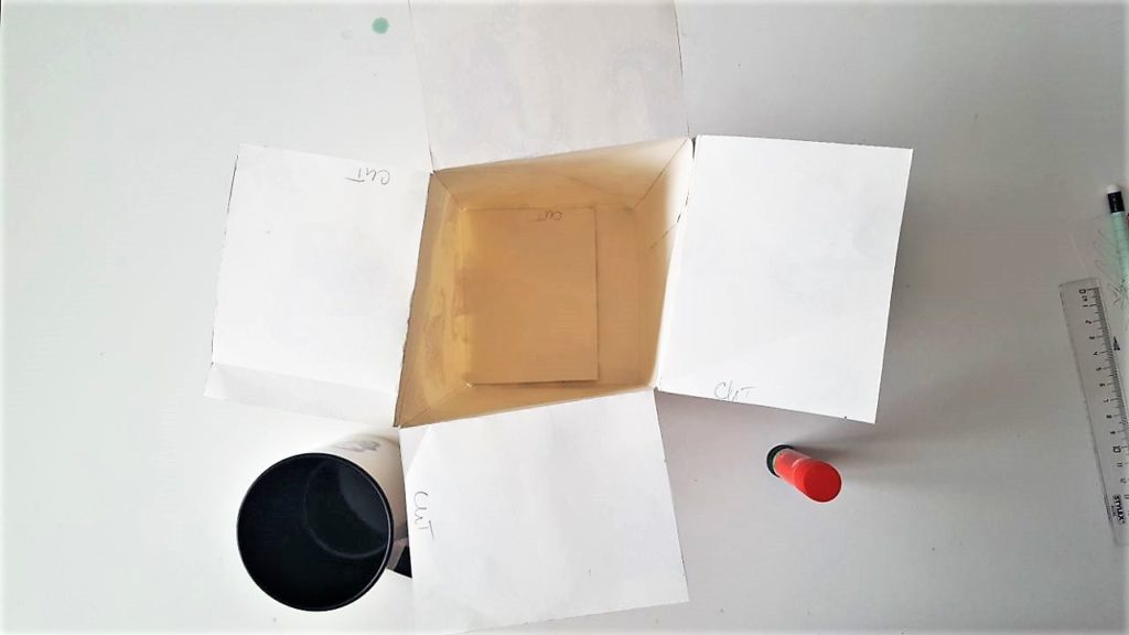 Hand im Glück Tassenverpackung aus Papier leere Schachtel von oben