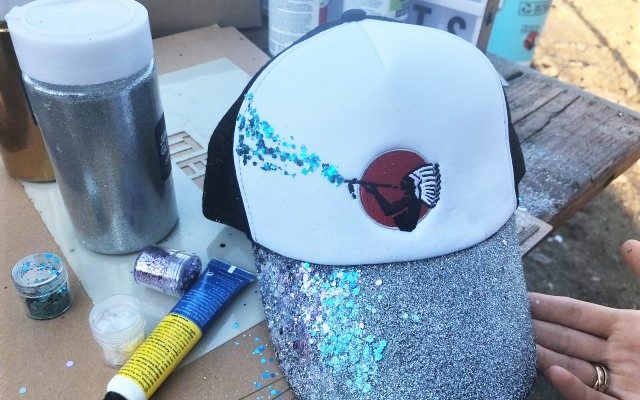 Funkelnder Sonnenschutz beim Festival: DIY Glitzer-Cap