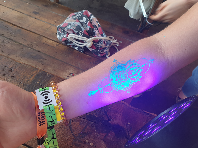 DIY Bodypaint_filigrane Neon Tattoos selber machen_hand-im-glueck.de2