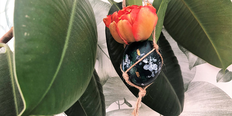 Makramee-Ostereier-Aufhaengung mit frischen Blumen Hand im Glueck (122