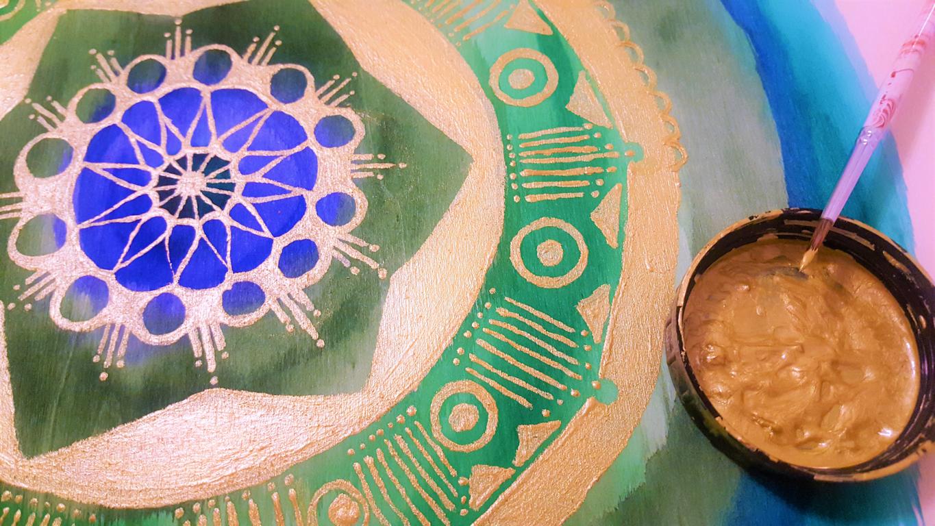 Mandala mit Wasser- & Metallicfarben auf Holz malen
