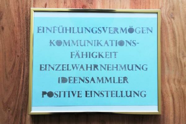 DIY Schablone erstellen Wandbild mit Text Hand im Glueck