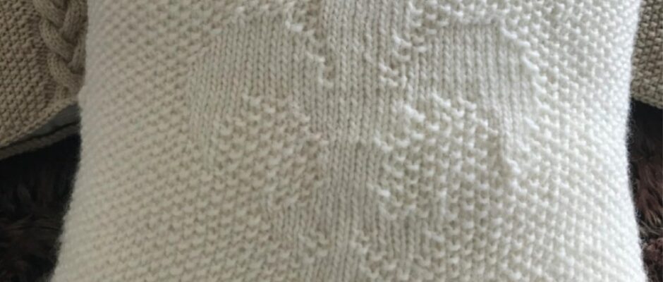 Kissenhülle im Perlmuster mit Lilienmotiv stricken