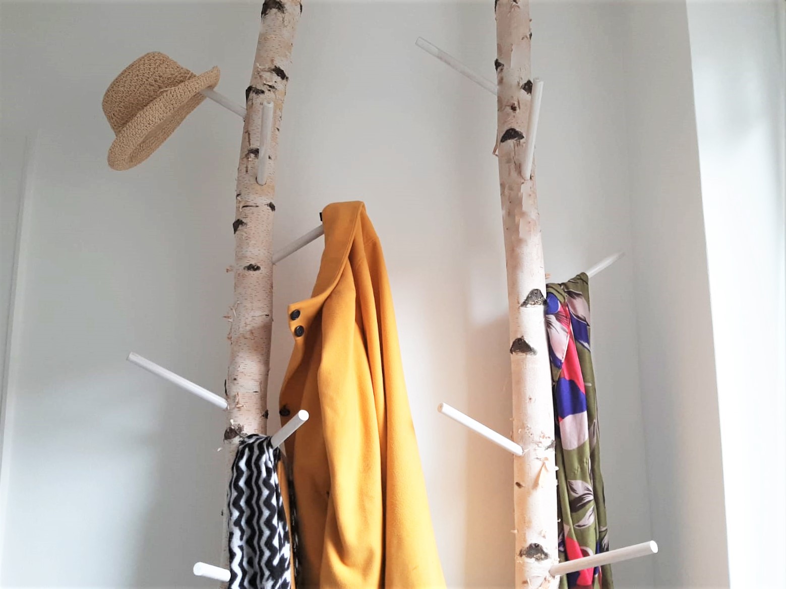 DIY moderne Garderobe aus Birkenstämmen