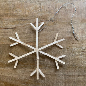 DIY Schneeflocke aus Holzeisstiele
