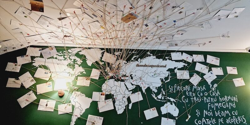 DIY Weltkartenwand mit Postkarten aus aller Welt
