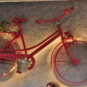 Upcycling: Altes Fahrrad wird zur leuchtenden Wanddeko