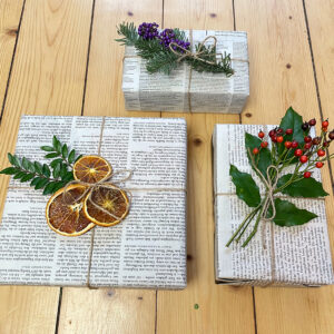 Upcycling-Tipp: Geschenke mit alter Zeitung verpacken & mit Naturmaterialien dekorieren